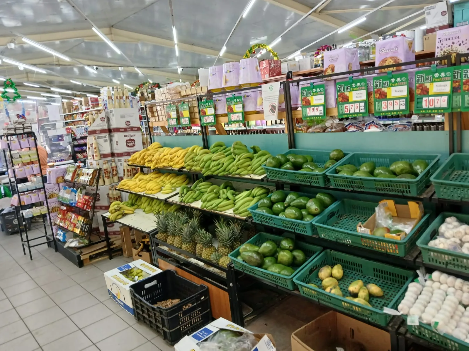 Fruit and vegetable shelves at Caribbean Natural Produce